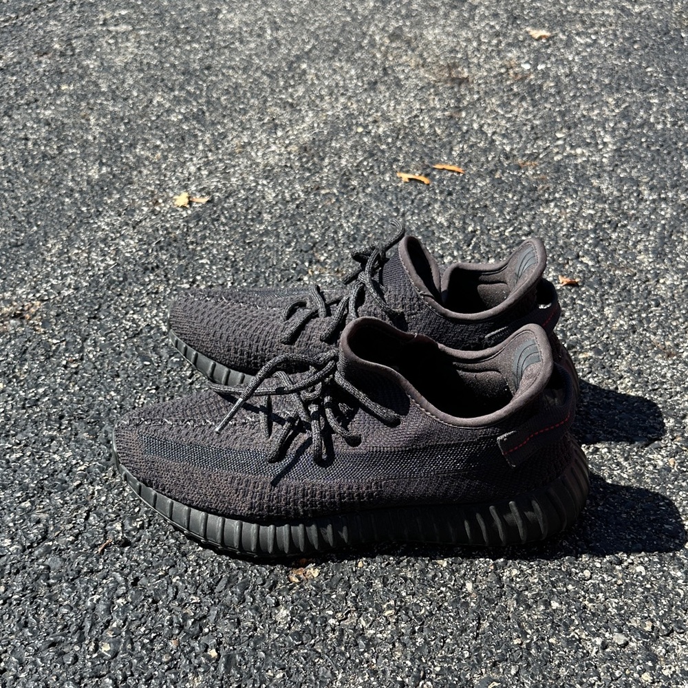 Black YEEZY V2- Static